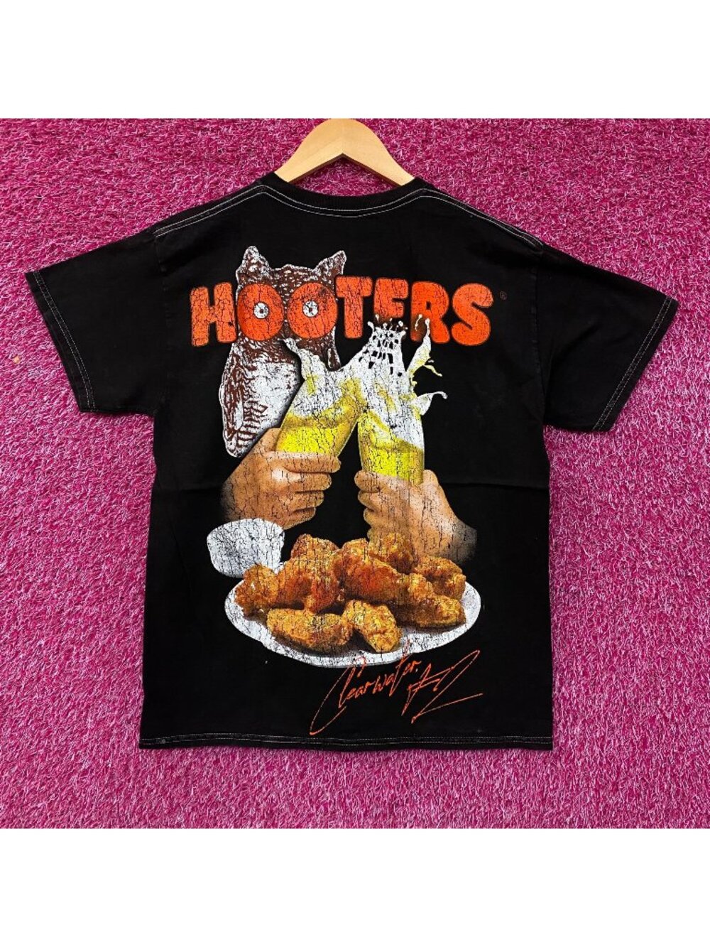 Hooters Clearwater Promotional Graphic T-Shirt Medium